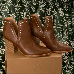 🧡 Super cute studded heel boots! Great for fall or winter 🍂